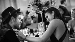 Neymar recebeu uma declaração de Bruna Marquezine, neste Valentines Day. a atriz publicou em seu instagra: "Sempre. Amo você, Neymar", na foto do casal