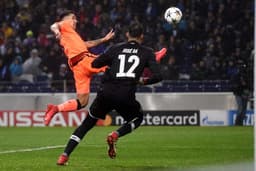 Roberto Firmino (Liverpool): O atacante confirmou a boa fase na carreira (talvez a melhor) e teve mais uma grande atuação pelos Reds. Na goleada por 5 a 0, contra o Porto, em Portugal, o atacante brasileiro fez um gol, deu assistência e foi, de novo, um dos melhores em campo. Na Champions, já são sete gols, e Firmino se mantém na artliharia da equipe na competição. Se fizer mais um gol, o brasileiro supera a lenda do Liverpool, Steve Gerrard, que com sete gols, é o jogador com mais gols tentos pelo clube em uma edição de Champions League.