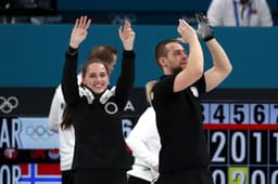 Alexander Krushelnytsky (à direita), comemora o bronze no curling de duplas mistas em PyeongChang: medalha ameaçada por doping (Crédito: COI)