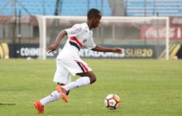 Helinho foi vítima de racismo, no Uruguai, durante jogo do São Paulo pela Libertadores sub-20