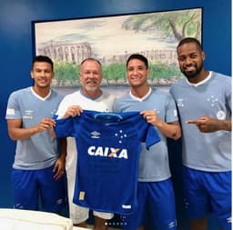 Neymar recebe camisa personalizada de 'ex-parças' do Cruzeiro