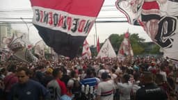 Torcida do São Paulo apoia time em treino antes do Choque-Rei