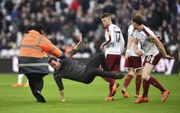 Torcida invade o campo - West Ham x Burnley