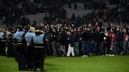 Torcida do Lille invade gramado