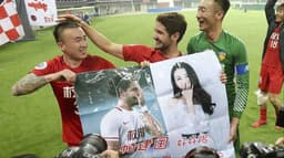 Pato tenta conquistar atriz chinesa e recebe apoio de torcida