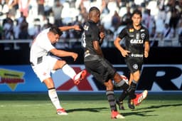 O Vasco se classificou para as semifinais da Taça Rio após vencer o Botafogo por 3 a 2 na tarde deste domingo, no Nilton Santos. O Cruz-maltino foi melhor no primeiro tempo e saiu para o intervalo vencendo por 2 a 0, gols de Riascos e Andrés Rios. O Botafogo reagiu, mas Paulinho marcou no fim e salvou o Vasco, que pegará o mesmo adversário nas semifinais da Taça Rio. (Atuações feitas por Matheus Dantas)