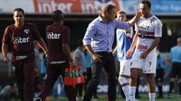 Em jogo muito truncado no meio-campo, com duas equipes com mais ou menos a mesma postura, o São Paulo contou com a boa atuação de Nenê e de Tréllez para vencer o Corinthians por 1 a 0, na tarde deste domingo, no Morumbi, e largar na frente na semifinal do Campeonato Paulista. Confira as notas! (Por: Ana Canhedo)