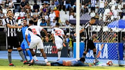 Mais uma vez com um gol nos acréscimos, o Vasco venceu o Botafogo por 3 a 2, neste domingo, no Nilton Santos, e abriu vantagem na decisão do Carioca. Yago Pikachu, autor de dois gols, Andrés Rios, que marcou o da vitória, e Thiago Galhardo, que entrou bem no segundo tempo, foram os destaques do Cruz-Maltino no triunfo. Veja as notas do LANCE! (por Matheus Dantas)