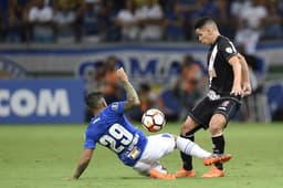 Vasco e Cruzeiro ficaram no empate sem gols, nesta quarta-feira, no Mineirão, em duelo válido pela Copa Libertadores. O lado positivo do Cruz-Maltino foi o sistema defensivo, que teve atuação segura durante os 90 minutos. A melhores notas ficaram com Martin Silva e Paulinho, que deu um susto ao deixar o gramado após machucar o cotovelo do braço esquerdo. Confira, a seguir, as notas do L! (avaliações por João Mércio Gomes - jmercio@lancenet.com.br).<br>