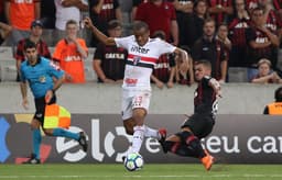 Régis entrou durante a derrota por 2 a 1 para o Atlético-PR, na Arena da Baixada, pela Copa do Brasil