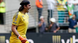 Cássio está acostumado a ser decisivo e conquistar títulos para o Corinthians. E isso aconteceu mais uma vez, com um gosto especial. O goleiro pegou dois pênaltis e foi o herói do bicampeonato paulista, obtido no estádio do rival Palmeiras. Levou nota dez! (notas por Márcio Porto)&nbsp;