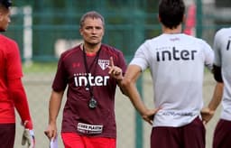 Treinador uruguaio convidou a equipe sub-19 do Tricolor para o treino desta segunda