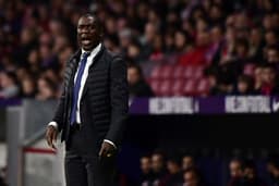 O Deportivo La Coruña do técnico Seedorf abre a zona de rebaixamento na Espanha, com 26 pontos