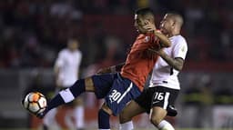 IO Corinthians jogou com inteligência e, depois de sofrer no início, se estabeleceu no Estádio Libertadores de América e conseguiu sair com um ótimo resultado, vitória por 1 a 0. Rodriguinho e Jadson brilharam e a defesa também foi bem, enquanto os argentinos falharam na definição (Notas por Marcio Porto)