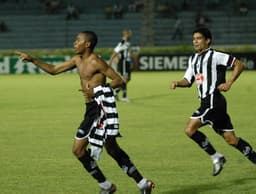 Robinho comemora gol no jogo de 2003&nbsp;