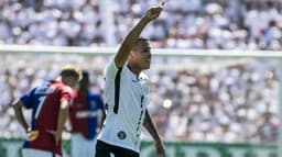 O Corinthians goleou o Paraná por 4 a 0, na Vila Capanema, pela segunda rodada do Brasileirão, com bela atuação do lateral-esquerdo Sidcley. O jogador deu a assistência no primeiro gol e fez o segundo, ambos ainda no primeiro tempo e que deixaram a equipe tranquila para o restante da partida (notas por Vitor Chicarolli)&nbsp;