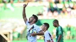 O Vasco foi até a Arena Condá e arrancou um empate em 1 a 1 contra a Chapecoense, neste domingo, pela segunda rodada do Campeonato Brasileiro. O atacante Andrés Rios, autor do gol, e o meia Thiago Galhardo, que entrou bem na partida, foram os destaques cruz-maltinos. Confira as notas do LANCE! (por Felippe Rocha)