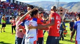 Atleta do Universitario sendo consolado pelo brasileiro Alex Silva e outro integrantes do Wilstermann