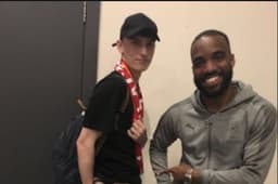 Lacazette encontra fã que tatuou seu rosto nas nádegas