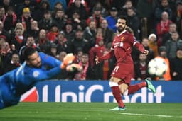 Alisson (Roma) - O goleiro da Roma tomou cinco gols, mas não teve culpa em nenhum. Alisson continua incontestável no gol romano mesmo com a alta quantia de gols que sofreu na partida. Foi mais mérito do ataque do Liverpool do que demérito do goleiro brasi