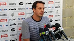 Rodrigo Furtado, médico do Vasco, fala sobre situações de lesionados. Veja galeria especial do LANCE!