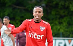 Éder Militão sentiu dores musculares momentos antes da partida contra o Atlético-MG, no último sábado, e foi cortado. Jogador ainda é dúvida para o duelo com o Rosario