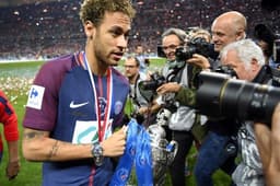 Neymar carrega a taça da Copa da França, conquistada pelo PSG