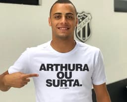 Arthur Cabral ganhou camisa personalizada de marca cearense