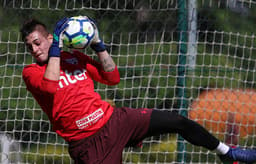 Goleiro atuou em seis dos 28 jogos do São Paulo na temporada, mas só uma vez com Aguirre