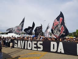 Torcida do Corinthians no CT