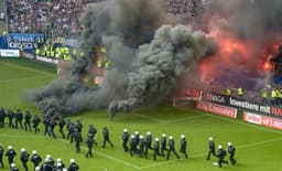 Torcida do Hamburgo se revoltou ao fim da partida