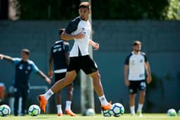 Yuri Alberto em ação durante treino do Santos no CT Rei Pelé: atacante tem a confiança de Jair Ventura