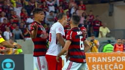 Willian Pottker foi expulso após acertar uma cabeçada em Vinicius Junior