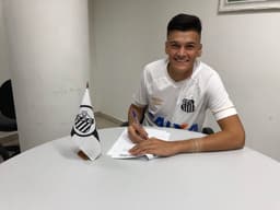 Goleiro Lucas assinou contrato de formação com o Santos e atuará pelo sub-17 do Alvinegro