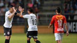 O Corinthians não tomou conhecimento do Deportivo Lara (VEN) na Venezuela na noite desta quinta-feira e teve vários jogadores se destacando. O principal foi Jadson com três gols. Romero fez um gol de bicicleta, enquanto Pedrinho teve nova boa atuação com jogadas importantes. Júnior Dutra entrou no fim e fez dois mesmo assim. Quem saiu do nível foi Rodriguinho que, apesar de muito acionado, perdeu boas chances. O Lara sofreu e pouco rendeu em sua casa. (Notas por Marcio Porto)