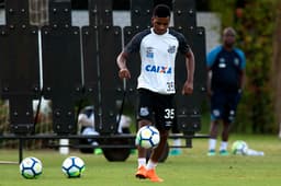 Rodrygo em ação durante treino no CT Rei Pelé: camisa 43 é titular absoluto do Santos atualmente