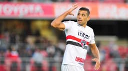 O São Paulo venceu o Santos neste domingo pelo Brasileiro por 1 a 0 no Morumbi, com gol de cabeça de Diego Souza, o melhor do jogo. O Tricolor entrou no G6 com este resultado. Confira as notas do LANCE! na partida (por Ale Guariglia)&nbsp;