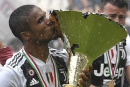 Douglas Costa (Juventus) - O meia-atacante foi titular da Juventus na vitória por 2 a 1 sobre o Verona, e teve atuação discreta, sendo substituído no início do segundo tempo por Higuaín.