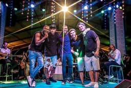 Neymar curte show de Thiaguinho com Medina e Bruninho