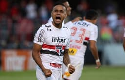 Everton fez o cruzamento na cabeça de Diego Souza para garantir a vitória do São Paulo no clássico