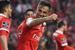 Único brasileiro artilheiro nas principais ligas da Europa, Jonas terminou o Campeonato Português com impressionantes 34 gols pelo Benfica.