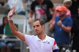 Richard Gasquet saúda público francês após domina Andreas Seppi em Roland Garros