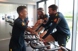 Roberto Firmino encontra Alisson em treino no CT do Tottenham