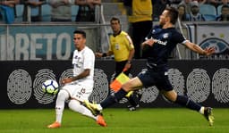 O Grêmio não conseguiu manter a sequência de vitórias na Arena. Nesta quarta-feira, a equipe do técnico Renato Portaluppi ficou no empate sem gols com o Fluminense, pelo Campeonato Brasileiro. Maicon recebeu a maior nota da equipe segunda o LANCE! (Por Alexandre Araújo - alexandrearaujo@lancenet.com.br)