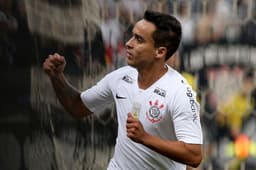 O Corinthians venceu o América-MG por 1 a 0, na Arena Corinthians, e encerrou jejum de três partidas. O autor do gol solitário foi Jadson, que acabou com a melhor nota. Após marcar, a equipe apenas administrou o resultdo (notas por Vitor Chicarolli)