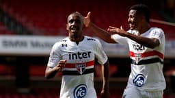 Toró (à esquerda) e Gabriel Novaes comemoram um dos gols do São Paulo