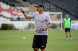 Valdir Bigode durante treino do Vasco. Confira a seguir outras imagens na galeria especial do LANCE!