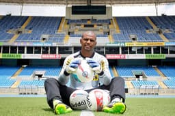 Foi um belo reinado construído com a camisa do Botafogo, mas Jefferson sentiu que está na hora de se despedir da torcida alvinegra e planeja pendurar as chuteiras no final desta temporada. Eleito o melhor goleiro do Brasileirão em 2014, ele se tornou um dos maiores ídolos do clube de General Severiano, história que começou a escrever em 2003, na sua primeira passagem, quando ainda tinha seus direitos ligados ao Cruzeiro. O contrato profissional foi assinado apenas em 2009 e, após mais de dez anos usando a camisa do Botafogo, Jefferson se tornou o jogador que tem mais tempo de casa no atual plantel. Durante este período, ele conquistou três Cariocas (2010, 2013 e 2018), três Taças Guanabara (2010, 2013 e 2015), três Taças Rio (2010, 2012 e 2013) e o Campeonato Brasileiro Série B de 2015. Além disso, o goleiro ainda esteve  no elenco da Seleção Brasileira que conquistou a Copa das Confederações em 2013 e os Superclássicos das Américas de 2011, 2012 e 2014.<br>