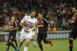 Em Curitiba, o São Paulo bateu o Atlético-PR por 1 a 0 e venceu o Furacão pela primeira vez na Arena da Baixada. Nenê fez o gol do triunfo tricolor, de pênalti, teve boa atuação e foi o melhor do São Paulo no jogo. Veja as notas do LANCE! (Por Alê Guariglia -&nbsp;superraiox@lancenet.com.br)