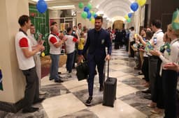 Alisson na chegada ao hotel onde o Brasil ficará em Sochi